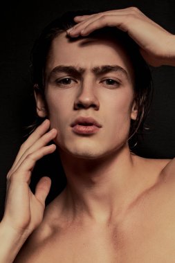 Siyah izole font arka planda beyaz iç çamaşırlı güçlü kaslı erkek model.