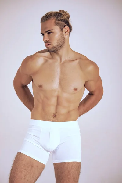 性感的运动肌肉强壮的脸蛋金发碧眼的家伙 穿着白色内裤 背带白色的孤立字体背景 — 图库照片