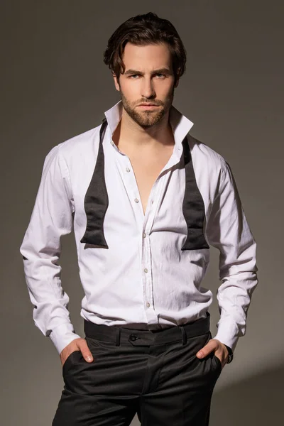 Svalovina Silný Krásný Svlečený Samec Model Toxedo Černé Kalhoty Šedé — Stock fotografie