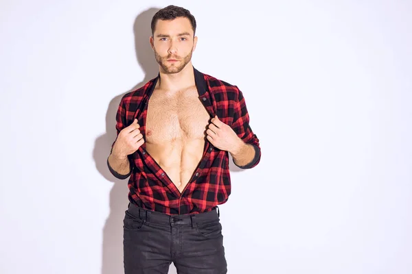 Músculo Fuerte Hermoso Modelo Masculino Despojado Vaqueros Azules Camisa Roja —  Fotos de Stock