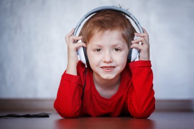 Kulaklıklar müzik dinlemek ve zevk şirin çocuk