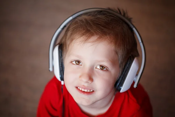 Niño dentro ilistening a la música con auriculares . —  Fotos de Stock