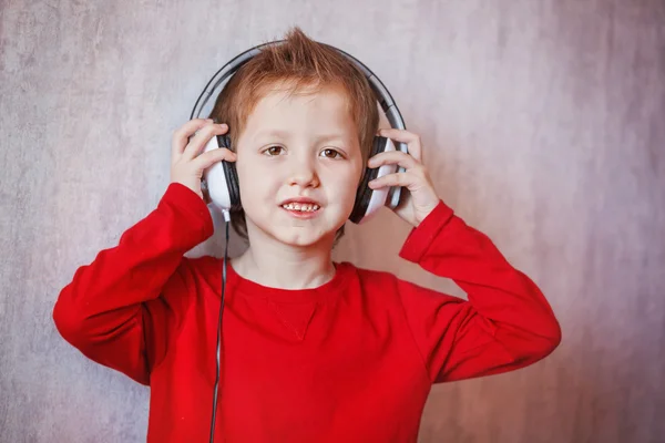 Lindo retrato chico en auriculares disfruta de la música, Mantenga sus manos en —  Fotos de Stock