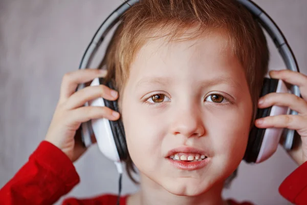 Primer plano retrato chico en auriculares disfruta de la música, Mantenga sus manos —  Fotos de Stock