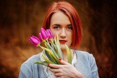 Bahar çiçek Park ile şehvetli kırmızı kız