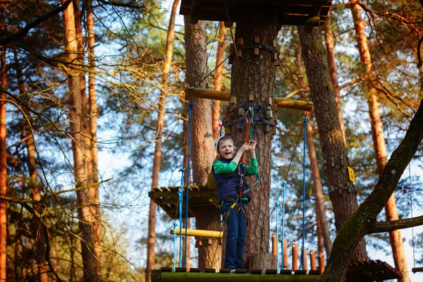 Пригодницький скелелазіння високий дріт парк дитина на курсі в шоломі та обладнанні безпеки — стокове фото