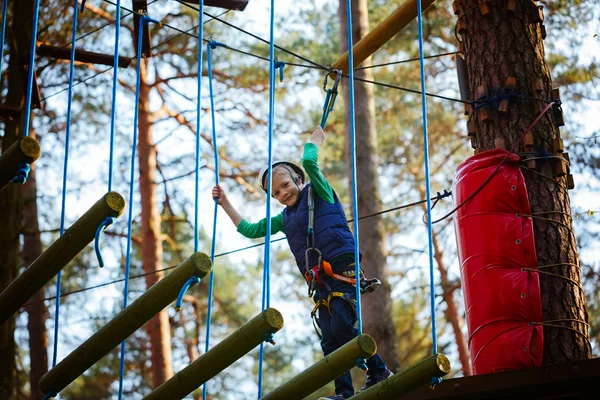 Пригодницький скелелазіння високий дріт парк дитина на курсі в шоломі та обладнанні безпеки — стокове фото