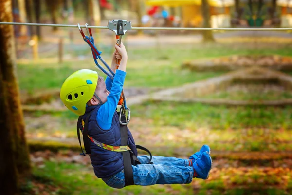 Aventura escalada parque de alambre alto - niño en curso en casco y equipo de seguridad —  Fotos de Stock