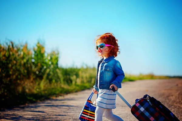 Gelukkig en vrolijk kind met koffers. vakantie en reis concept — Stockfoto