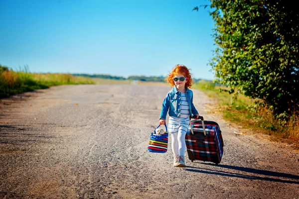 Glückliches und freudiges Kind mit Koffern. Urlaubs- und Reisekonzept — Stockfoto