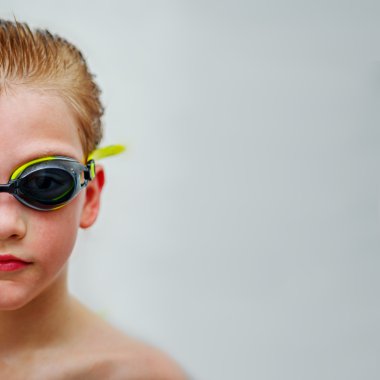 Portre portre çocuk yüzme beyaz arka plan üzerinde için gözlük