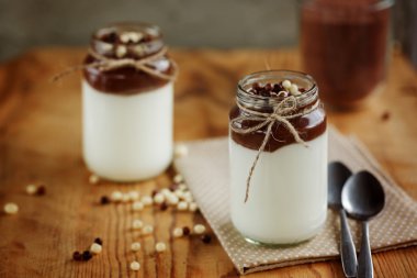 Çikolata ve kahverengi-beyaz çikolata damla nap ile Yoghurtr