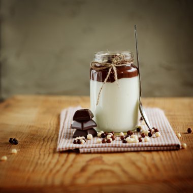 Çikolata mousse ile sütlü yoğurt ve beyaz, kahverengi çikolata d