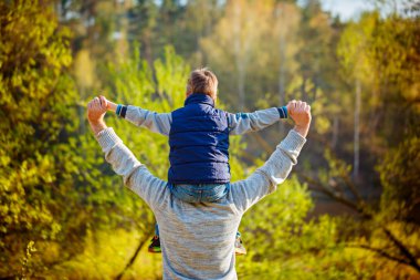 Geri babası oğlu doğa omuzlarında görüntüleyin