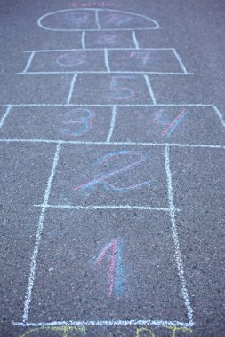 Asfalt üzerinde çizilmiş seksek. Yumuşak odak üstünde sayı 1