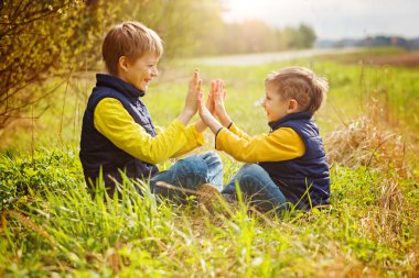 Güneşli bir gün t birlikte eğleniyor mutlu iki litte kardeş