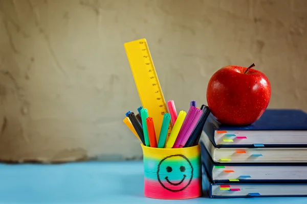 Grupo de útiles escolares y libros y manzana roja en el backgro —  Fotos de Stock