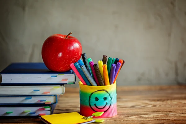 Grupo de útiles escolares y libros y manzana roja sobre el fondo.Escuela, estacionario, equipo . —  Fotos de Stock