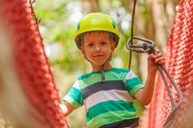 İçinde Macera Parkı smilin eğleniyor mutlu küçük çocuk portresi