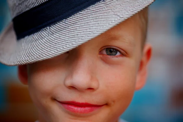 Primo piano ritratto bel ragazzo sorridente in un cappello estivo — Foto Stock