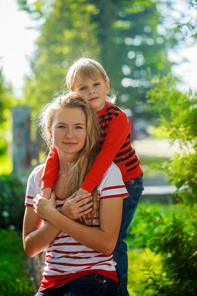 A mother and child at the her hands on nature. Childhood and hap — Stock Photo, Image