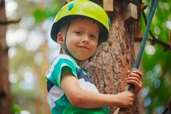 Retrato de menino feliz se divertindo no parque de aventura sorriso — Fotografia de Stock