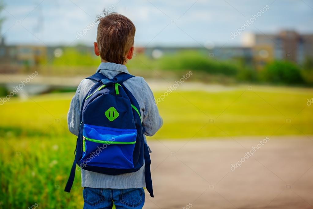 Little boy with a backpack go to school. Back view — Stock Photo