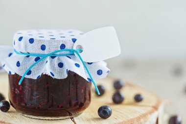 Taze yabanmersini ev yapımı reçel kavanoz etiketi ve berry Wood 