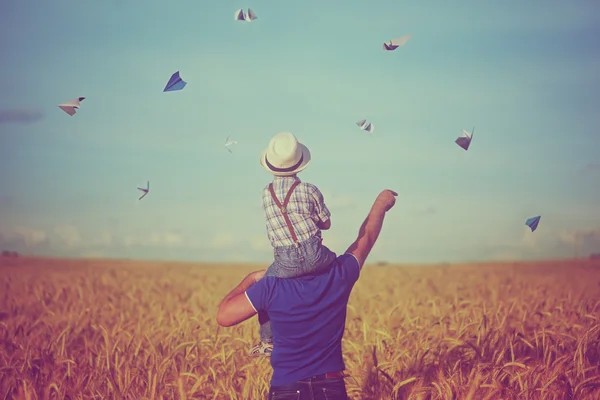 Mutlu bir aile: küçük oğluyla yürüyen genç baba. Tonlu görüntü