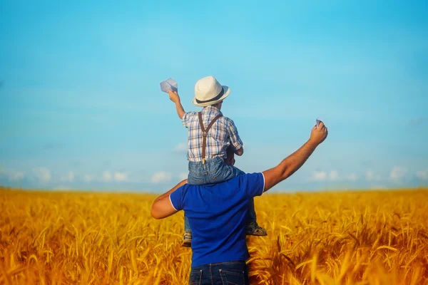 Famiglia felice: giovane padre con il suo piccolo figlio che cammina — Foto Stock