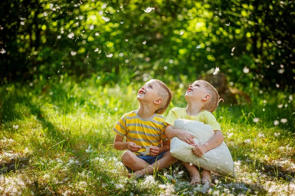 Kids having fun with  pillows outdoors. Two children relax in a — Stock Photo, Image