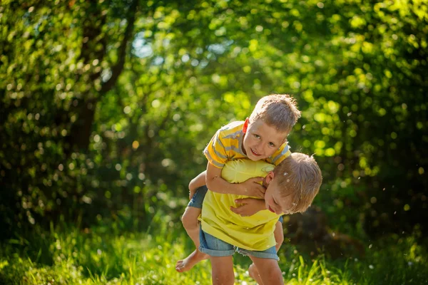 Szczęśliwe dzieci, chłopiec przyjaciół, grając na lato park, dzieci ha — Zdjęcie stockowe