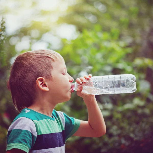 Risultati immagini per bere acqua minerale dalla bottiglia