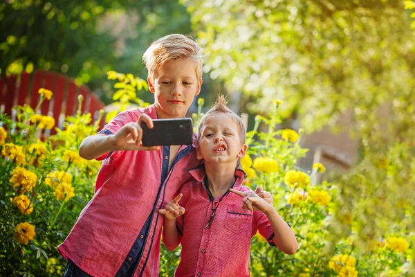 Best friends. Two cute little boys doing selfie  and making funn — Stock Photo, Image