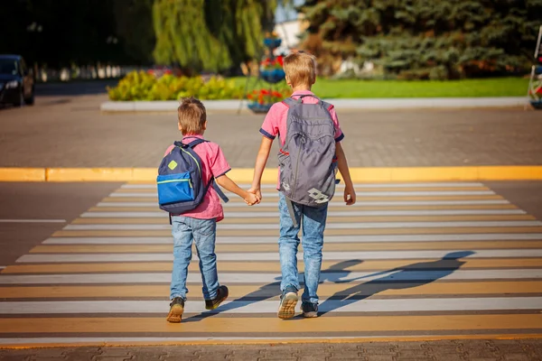 Twee broers met rugzak wandelen, houden op warme dag op het — Stockfoto