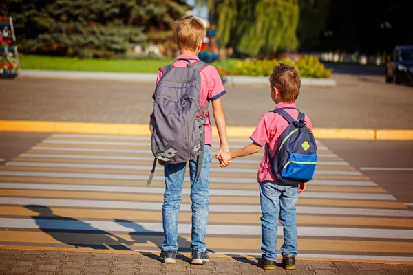 Twee broers met rugzak wandelen, houden op warme dag op het — Stockfoto