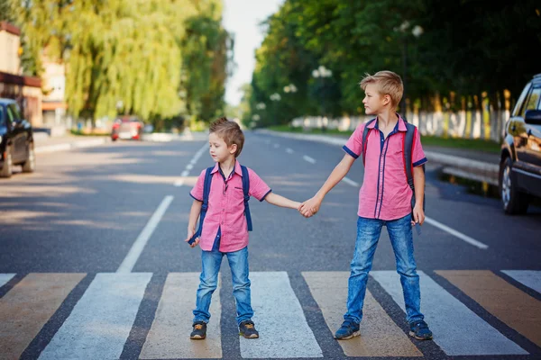 Dzieci z plecaka, spacery, trzymając na ciepły dzień na drodze. — Zdjęcie stockowe