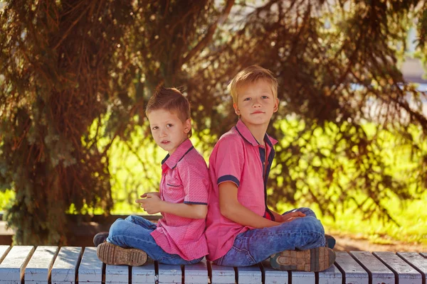 Retrato Dos niños pequeños jugando juegos en el teléfono móvil en soleado —  Fotos de Stock