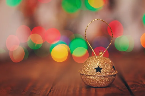 Metal Jingle Bell com estrela na mesa de madeira. Decoração de Natal — Fotografia de Stock