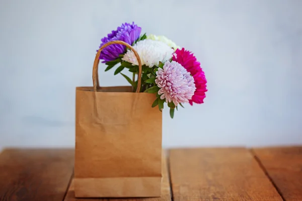 Bouquet di sottobicchieri colorati in sacchetto di carta. Autunno  . — Foto Stock