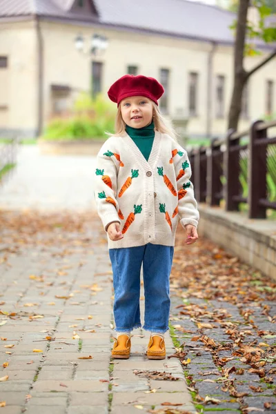 Retrato Niña Sonriente Caminando Parque Soleado Día Otoño Niño Boina — Foto de Stock