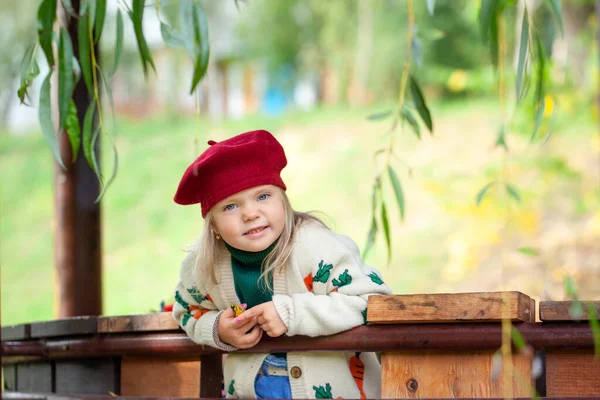Piękna Uśmiechnięta Blondynka Burgundowym Berecie Swetrze Drutach Słoneczny Ciepły Jesienny — Zdjęcie stockowe