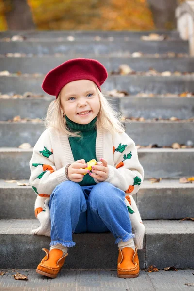 Criança Feliz Outono Parque Outono Menina Bonita Uma Boina Uma — Fotografia de Stock