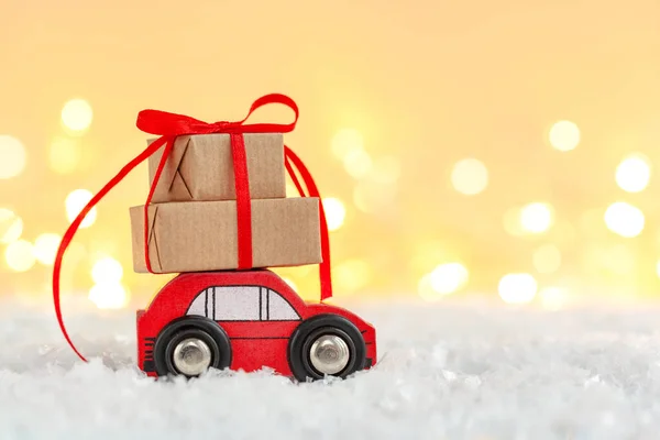 圣诞玩具卡车与礼品盒和松树在木制桌子上的绿色背景 假日贺卡 — 图库照片