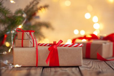 Yılbaşı hediyeleri noel ağacının altında sönmüş ışıklarla duruyor. El yapımı hediye kutuları. Noel tatili konforu, ruh hali konsepti.