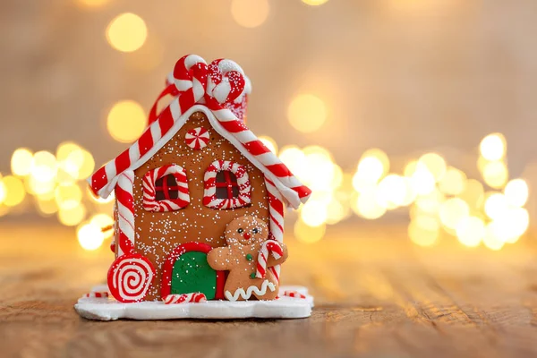 Casa Pan Zenzero Sotto Albero Natale Con Luci Sfocate Concetto — Foto Stock