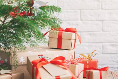 Birçok el yapımı Noel hediyesi kutuları, odadaki köknar ağacının altında..