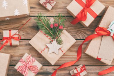 Birçok el yapımı Noel hediyesi kutusunu ahşap arka planda boşa harcadı. Noel arkaplanı ve Noel süslemeleri. Düz yatıyordu.