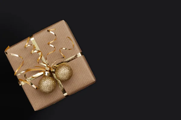 Новорічна Подарункова Коробка Або Подарункова Прикрашена Золотими Стрічками Двома Кульками — стокове фото