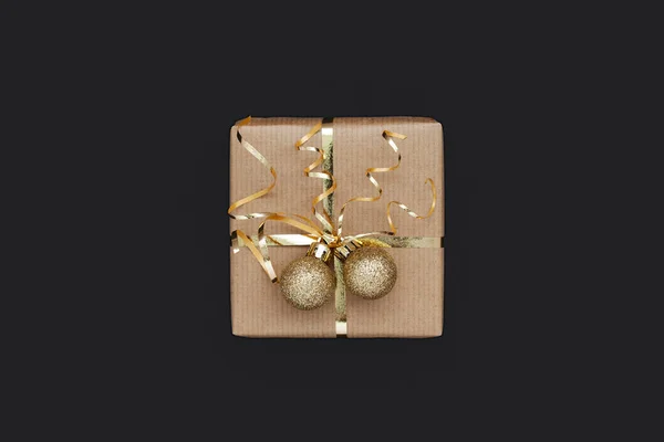 Karácsonyi Ajándék Doboz Vagy Jelen Díszített Arany Szalag Két Golyó — Stock Fotó